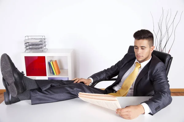 Uomo Affari Che Prende Una Pausa Nel Suo Ufficio — Foto Stock