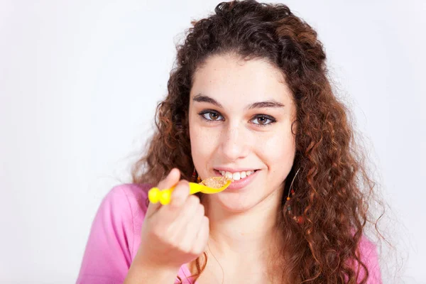 Gelukkige Jonge Vrouw Die Granen Eet — Stockfoto