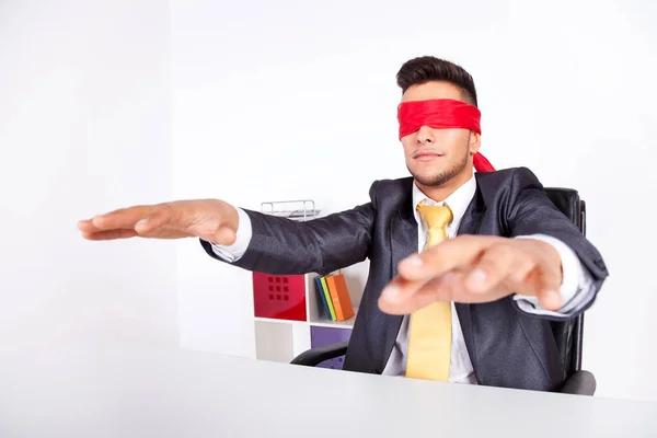 Empresário Seu Escritório Com Cachecol Cobrindo Olhos — Fotografia de Stock