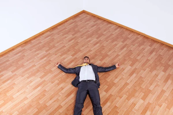 Jungunternehmer Auf Dem Büroflur Ohnmächtig — Stockfoto