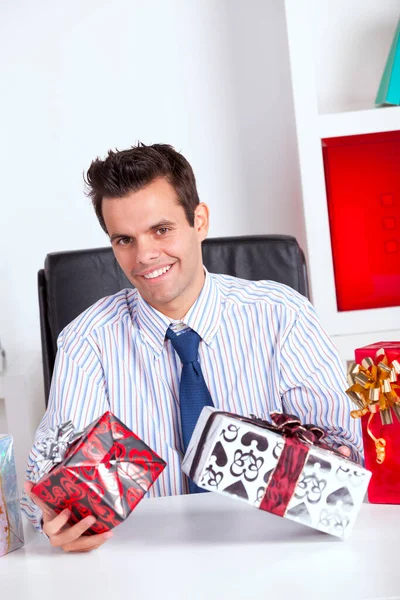 Glücklicher Geschäftsmann Seinem Büro Mit Valentinstagsgeschenken — Stockfoto