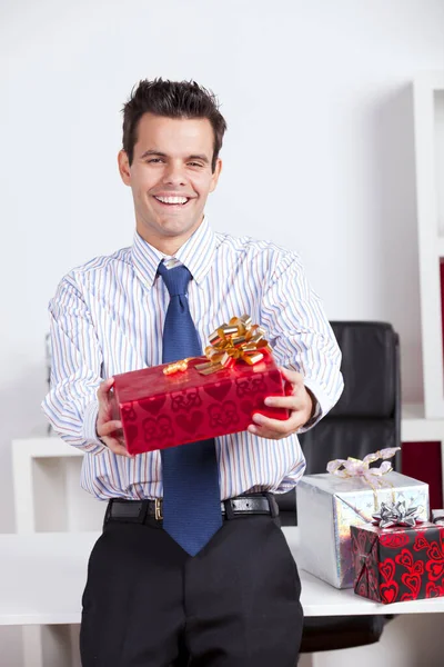 Glücklicher Geschäftsmann Seinem Büro Mit Valentinstagsgeschenken — Stockfoto