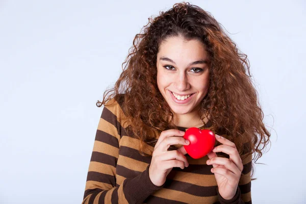 Jeune Belle Femme Tenant Cœur Rouge — Photo