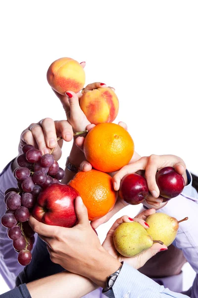 Gruppe Von Händen Die Äpfel Orangen Pflaumen Pfirsiche Birnen Und — Stockfoto