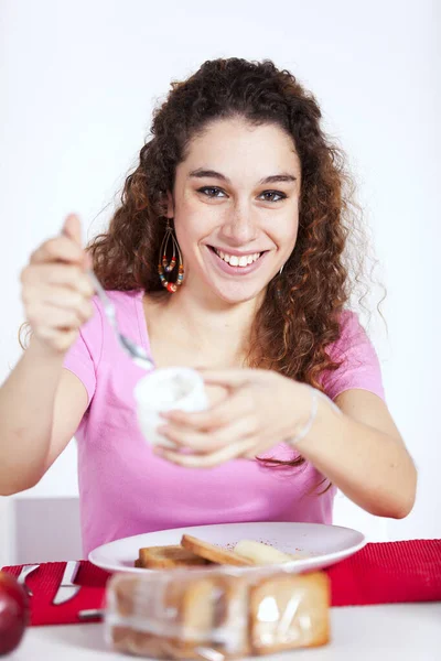 Νεαρή Όμορφη Γυναίκα Τρώει Πρωινό Της Γιαούρτι — Φωτογραφία Αρχείου