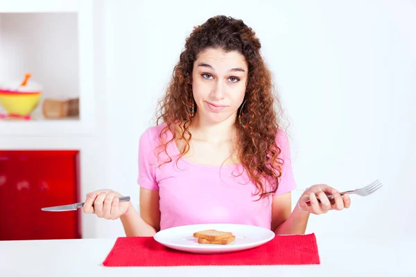 Frustrierte Frau Beim Frühstück Mit Nur Einem Toast Auf Dem — Stockfoto