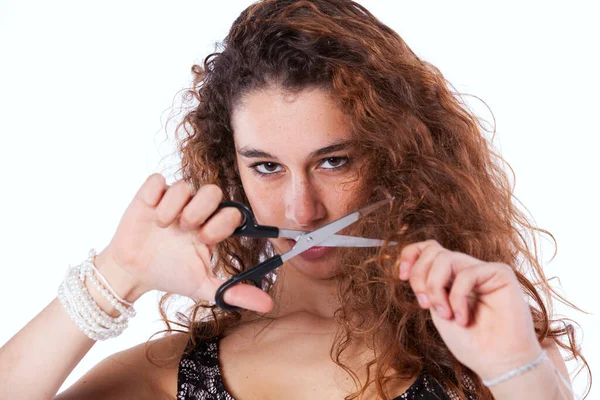 Unglückliche Frau Schneidet Sich Mit Schere Die Haare — Stockfoto