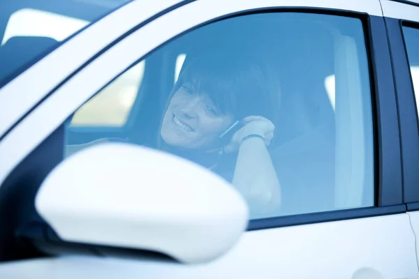 Araba Kullanan Bir Kadın Cep Telefonuyla Konuşma Riskine Giriyor — Stok fotoğraf