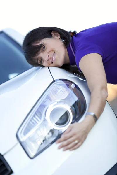 Hermosa Mujer Abrazando Nuevo Coche — Foto de Stock