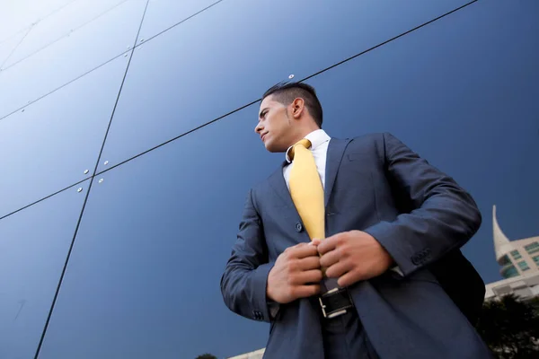 Joven Hombre Negocios Seguro Lado Edificio Oficinas — Foto de Stock