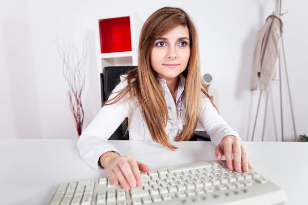 Femme Affaires Son Bureau Tapant Clavier Ordinateur — Photo