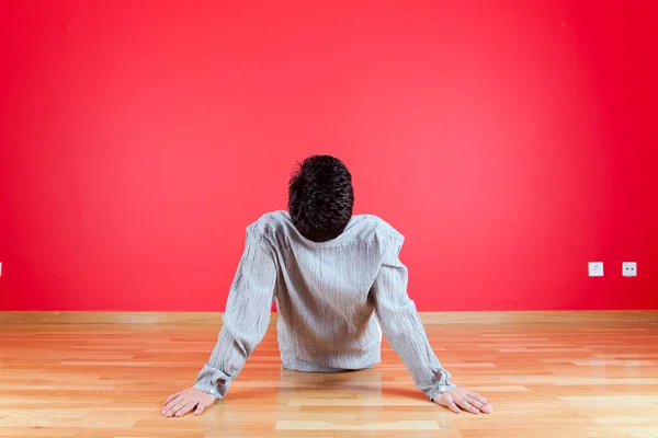 Jonge Mannen Ontspannen Vloer Van Zijn Nieuwe Huis — Stockfoto