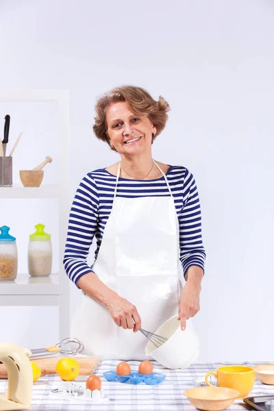 Mooie Gelukkig Senior Vrouw Koken Haar Keuken — Stockfoto