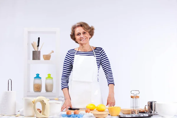 Mooie Gelukkig Senior Vrouw Koken Haar Keuken — Stockfoto