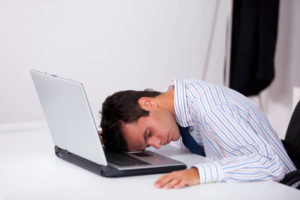 Бізнесмен Спить Своєму Офісі Над Своїм Ноутбуком — стокове фото
