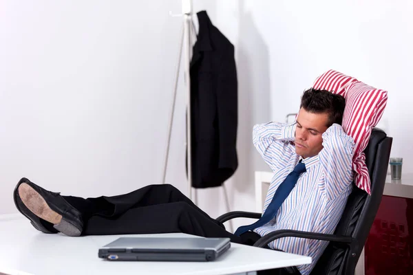 Biznesmen Śpiący Biurze Butami Stole — Zdjęcie stockowe