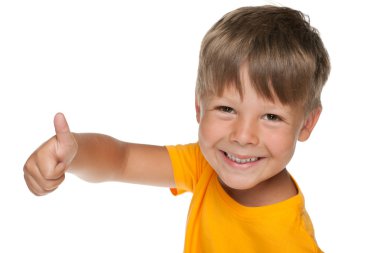 gelukkige jongen houdt zijn duim omhoog