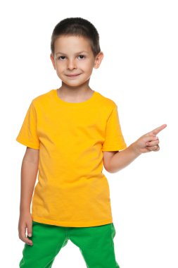 küçük oğlan tarafına parmağını gösterir