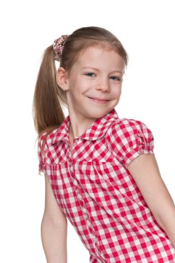 beyaz zemin üzerinde gülümseyen küçük kız