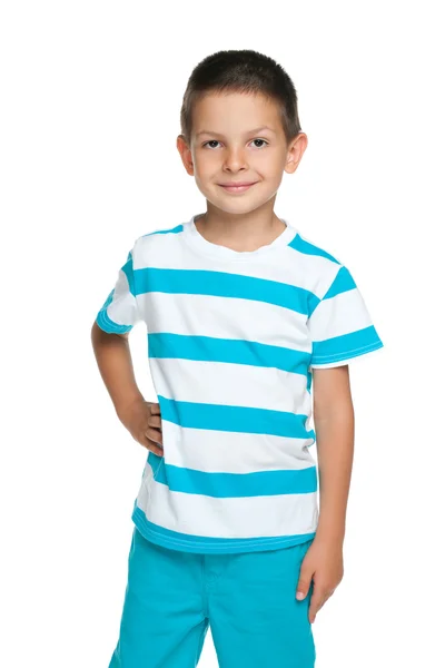 Niño sonriente con una camisa de rayas azules — Foto de Stock