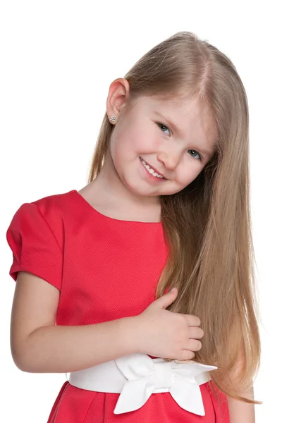 Vrij klein meisje in een rode jurk — Stockfoto