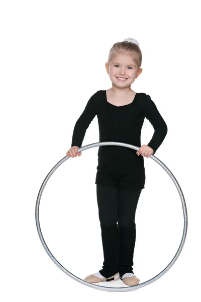 Liten flicka med en hoop — Stockfoto