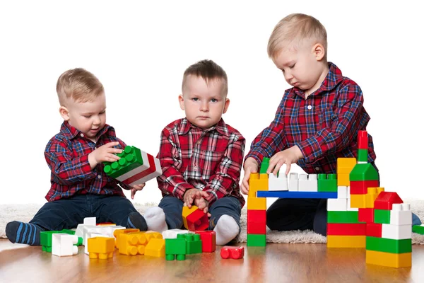 Little boys play with blocks — Stock Photo, Image