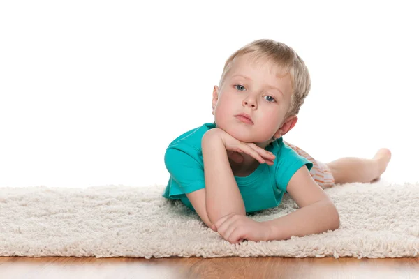 Ragazzino premuroso che riposa — Foto Stock