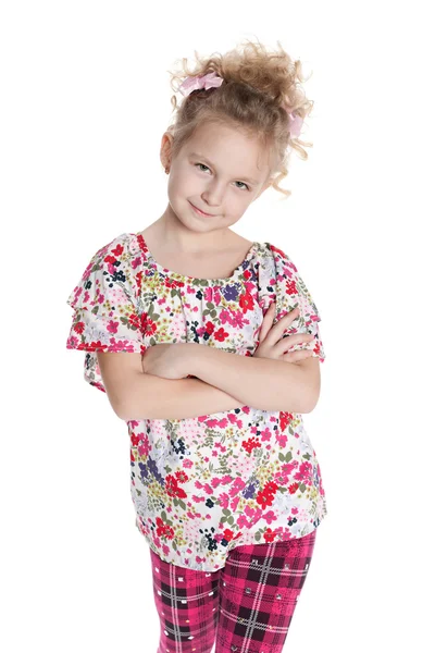 Улыбающаяся маленькая девочка на белом фоне — стоковое фото