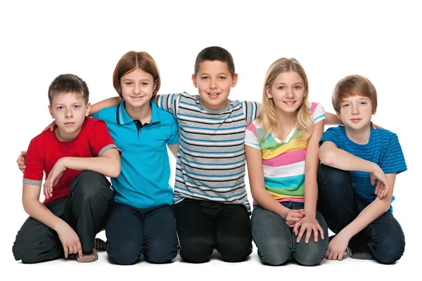 Grupo de cinco niños — Foto de Stock