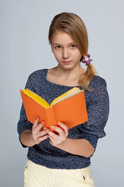 Intelligent jeune fille avec un livre — Photo