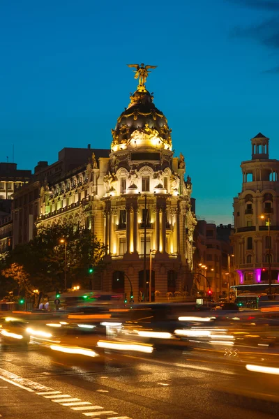Katehdraal van Alcalá en gran via straat in madrid bij nacht — Stockfoto