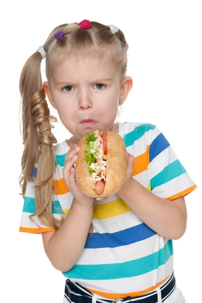 Niña con perrito caliente — Foto de Stock