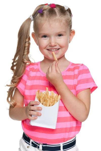 Küçük kız patates kızartması ile — Stok fotoğraf
