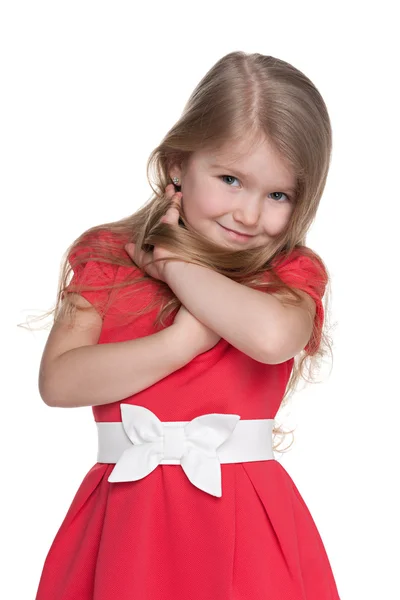 Stydlivá holčička v červených šatech — Stock fotografie