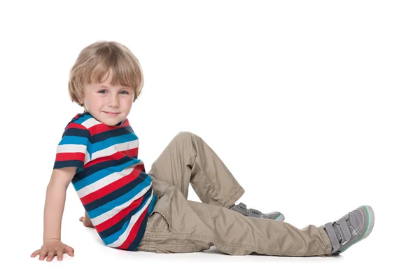 Preschool jongen zit op de vloer — Stockfoto