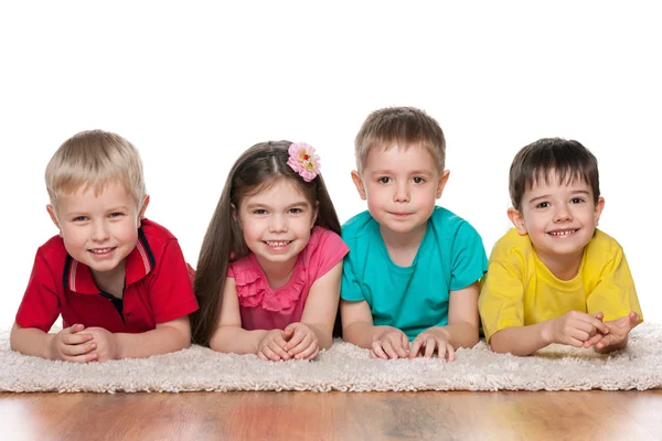 Enfants heureux sur le tapis blanc — Photo