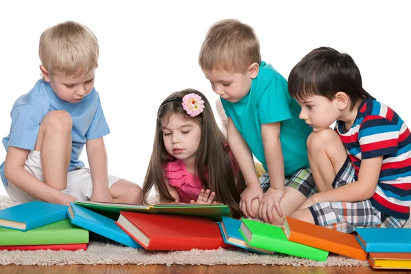 Чотири дитини з книжками — стокове фото