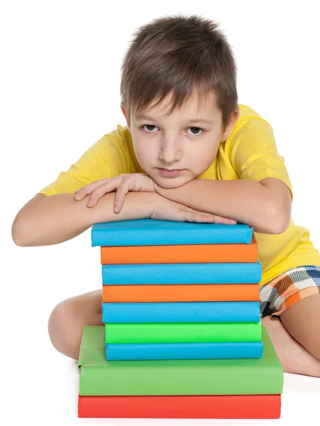 Smart liten pojke med böcker — Stockfoto