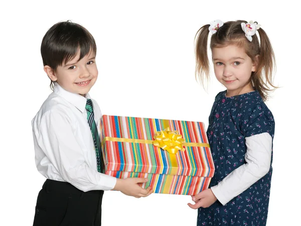 Mutlu çocuk hediye kutusu basılı tutun. — Stok fotoğraf