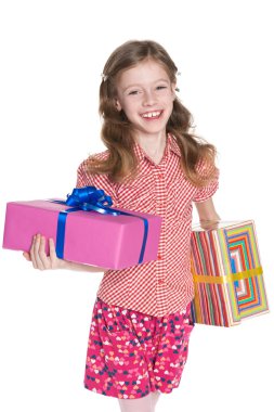 mutlu küçük kız hediye kutuları tutar