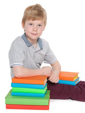 도 서의 더미와 함께 영리한 소년