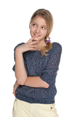 beyaz zemin üzerinde gülümseyen preteen kız