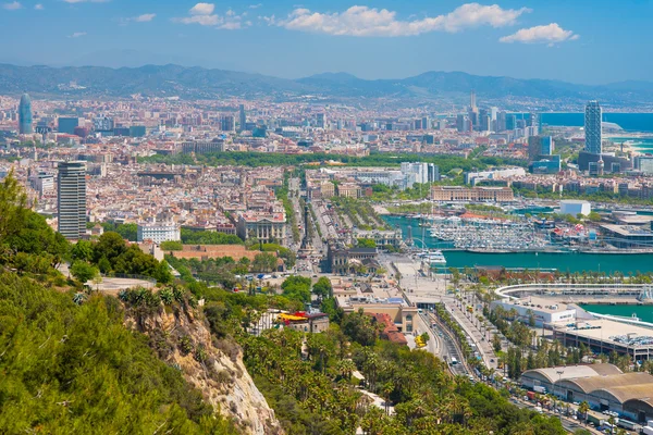 Barcelona em um dia ensolarado de verão — Fotografia de Stock