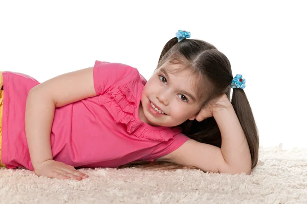 Niña en la alfombra blanca —  Fotos de Stock