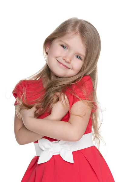 Смішна дівчинка в червоній сукні — стокове фото