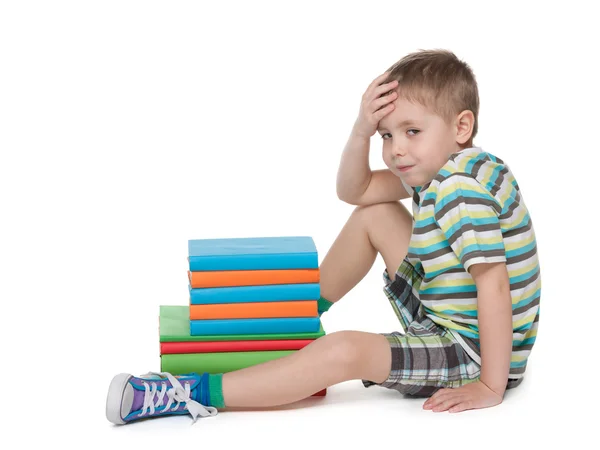 Söt liten pojke med böcker — Stockfoto