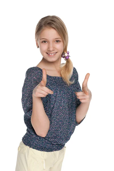 Sorrindo menina mostra seus dedos para a frente — Fotografia de Stock