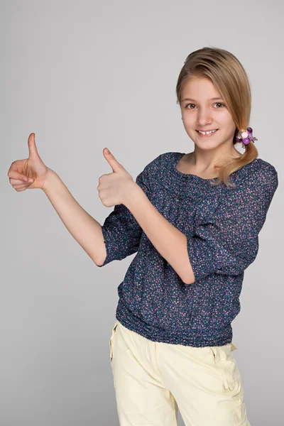 Pretty girl holds his thumbs up — Stock Photo, Image