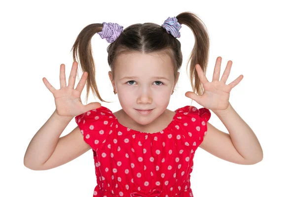 Sorridente bambina sta mostrando le mani — Foto Stock